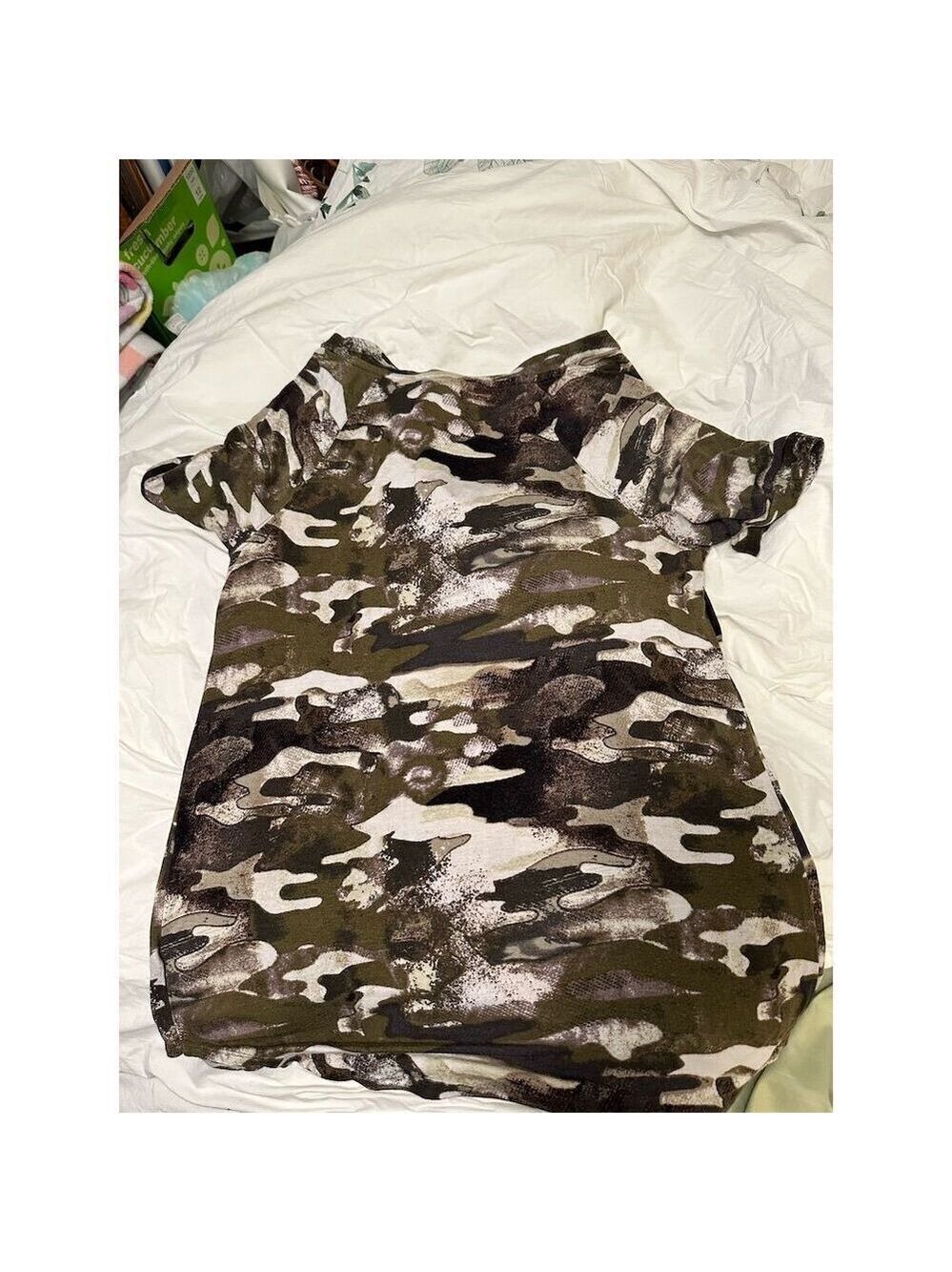 Rock & Republic women’s Camo V-Neck Tee with Pocket Size S - Picture 2 of 7